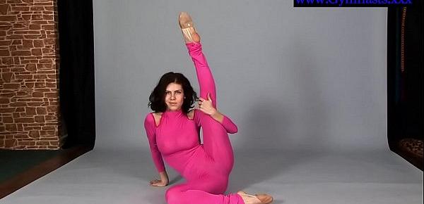  Flexyteen Violeta does gymnastics